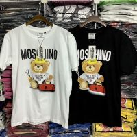 เสื้อยืด MOSCHINOหมีนั่ง  เนื้อผ้าดีใส่สบายผลิตจากไทยจัดส่งไวมีบริการเก็บเงินปลายทาง ??❤??