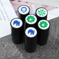 ：“{—— High Quality Outdoor Sports Plastic Multicolors Quick-Dry Golf Stamp Marker Mark Seal Golf Accessories Golf Ball Stamper