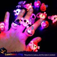 【CW】 5/10/15pcs Light Up Ring Glow Dark Flash Brooch Toy LED Santa Snowman Shine Toys Party Child Gift Navidad Christmas Decoration