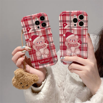 คริสต์มาสอีฟผ้าพันคอหมีน้อยกรณีโทรศัพท์สำหรับ iPhone14 กรณีจี้หมีน่ารักสำหรับ iPhone 12ProMax เคสโทรศัพท์สีแดงสำหรับ iPhone13 เคสโทรศัพท์แฟชั่นเกาหลีสำหรับ iPhone11 ตุ๊กตาหมีน้อยสีน้ำตาล Plush กรณีโทรศัพท์มือถือสำหรับ iPhone13ProMax