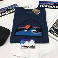 เสื้อยืดแขนลำลองขาสั้นพิมพ์คอกลมโลโก้คลาสสิค Patagonia