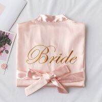 1Pc BrideTo Be ทีมเจ้าสาวเสื้อคลุมอาบน้ำ SatinSilk Robe เจ้าสาวน้องสาวทีมแม่ของขวัญงานแต่งงานสำหรับเพื่อนเจ้าสาวสั้น Robes