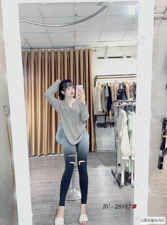 Quần jeans nữ luôn là bộ trang phục không thể thiếu trong tủ đồ của bất kỳ cô gái nào. Hãy xem những hình ảnh của chúng tôi để có thể tìm cho mình một kiểu jeans phù hợp và đẹp mắt nhất.