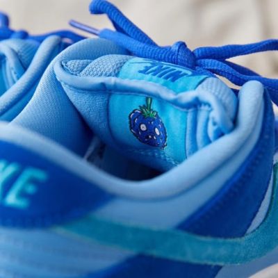 2023 รองเท้ากีฬาลำลองสำหรับผู้ชายและผู้หญิง◐☾ SB Low Pro "Blue Raspberry" รองเท้าผ้าใบ เป็นที่นิยม ของแท้ รองเท้าผู้ชายรองเท้าผ้าใบผู้ชาย