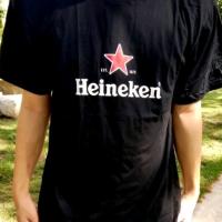 เสื้อยืดคอกลม ผ้า cottol  ใส่สบาย ลาย Heineken สีดำ ฟรีไซ้ร์