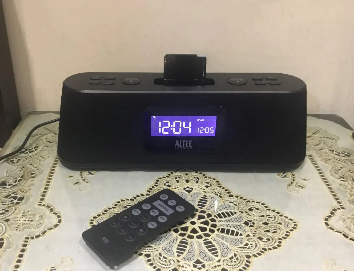 Brand new- Loa Bluetooth Mỹ ] Loa Bluetooth / Fm radio / Báo thức/ Dock sạc  IPhone. Âm thanh chuẩn USA, 