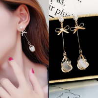 เครื่องเพชรเครื่องประดับของขวัญแฟชั่นสีทอง Anting Berlian Imitasi โบว์ผู้หญิงต่างหูแบบห้อยโอปอลเกาหลีแบบเรียบง่าย