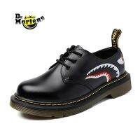 Doc Dr. Martens 1461 BAPE X MMJ MartinAngel กราฟฟิตีของแท้รองเท้าหนังรองเท้าทางการสำนักงานลำลอง