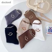 DOCTORD หวาน สบาย กีฬา สไตล์ Ins ลูกไม้ หน้ายิ้ม ผ้าฝ้าย สีทึบ ลายหน้ายิ้ม ถุงเท้ากลาง สไตล์เกาหลี ถุงเท้าผู้หญิง ร้านขายชุดชั้นในสตรี