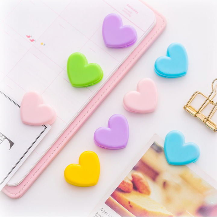 Hãy cùng ngắm nhìn những chiếc kẹp giấy hình trái tim dễ thương này. Nó sẽ khiến bạn cảm thấy tự hào khi sử dụng để đánh dấu những trang giấy quan trọng hoặc tặng cho người thân yêu.