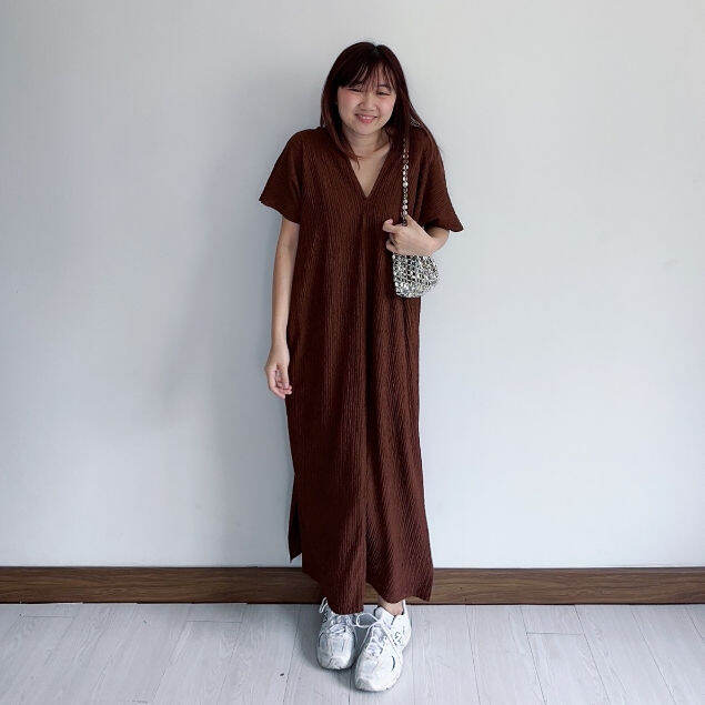 ruby-dress-i-ชุดเดรสยาวทรงตรงคอวี-ชุดเดรสทรงปีกคอวี-ชุดเดรสยาวไปทะเลหน้าร้อนซัมเมอร์-ชุดเดรสคลุมบิกินี