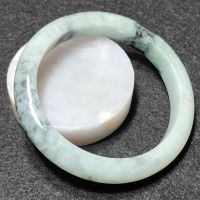 (J89) กำไลหยก พม่าแท้ Jadeite Type A 100% ไซส์ 62.3 mm. หยกสีธรรมชาติ ไม่ผ่านการปรับปรุงใดๆทั้งสิ้น