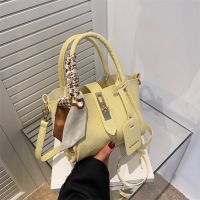 [COD] Western-style casual tote bag female 2022 spring and summer new texture popular commuter shoulder Messenger