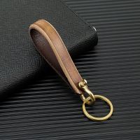 MKENDN R หนังรถพวงกุญแจอุปกรณ์เสริมทองเหลือง Horseshoe Buckle หนังเช็ดสีจี้ Keyring Lanyard ของขวัญ