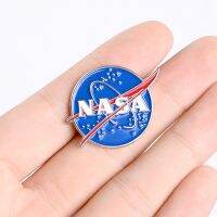 Nasa เข็มกลัดเคลือบ ลายนักบินอวกาศ อวกาศ สําหรับตกแต่งเสื้อหนัง หมวก กระเป๋า