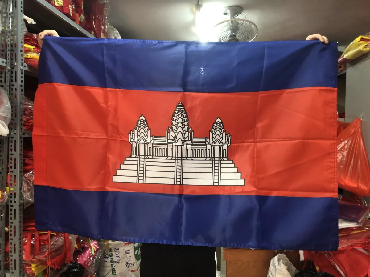 Bạn đang quan tâm đến việc mua bán quốc kỳ Campuchia? Dừng lại và xem hình ảnh về sự đoàn kết của nhân dân Việt Nam, chúng ta không bán hay sử dụng cờ quốc kỳ của quốc gia khác.