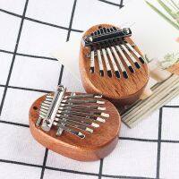 เปียโน Kalimba Thumb ขนาดเล็ก8คีย์แบบมืออาชีพ,จี้เปียโนนิ้วมือพกพาเครื่องมือคีย์บอร์ดตามหลักสรีรศาสตร์พร้อมสายคล้อง