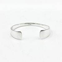 กำไลเงินเกลี้ยงทรงตัวซี เว้าตรงกลาง รมดำขัดเงา : Solid DSP 925 Sterling Silver Cuff Bangle [GSPC0010]