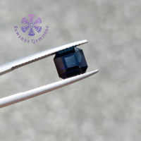 พลอย ทัวมาลีน (Natural Tourmaline) น้ำหนัก 2.66 กะรัต รูปร่างสี่เหลี่ยมตัดมุม สีเขียวอมน้ำเงินเข้ม เนื้อพลอยค่อนข้างสะอาด มีตำหนิเพียงเล็กน้อย