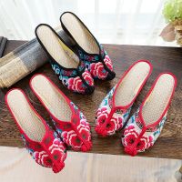 Veowalk Handmade Vintage Women Cotton Fabric Slippers Flowers Embroidered Old BeiJing Flat Slides Shoes for Ladies Home Mules