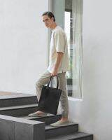 dash DA04 Tote M - Black กระเป๋าถือ