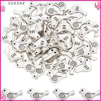 XUESHE 100 PCS รูปนก เครื่องรางรูปสัตว์สีเงิน โลหะผสมอัลลอยด์ ลูกปัดหลวมๆ เครื่องรางอัลลอยด์ ตัวเว้นระยะลูกปัดทิเบต เงินโบราณ เครื่องรางรูปสัตว์ กำไลข้อมือสร้อยข้อมือ