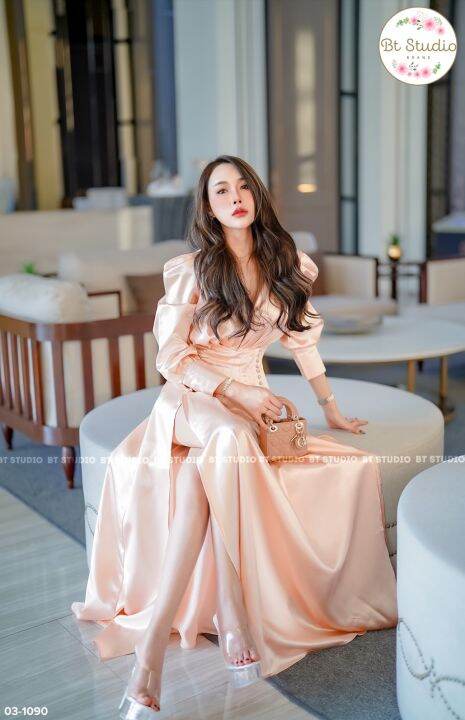 แม๊กซี้เดรสแขนยาวคอวี-จับจีบตีเกล็ดช่วงข้างคอใต้เอวแต่งกระดุมเรียงทั้งสองข้าง-ผ่าแหวกสูงด้านหน้าทั้งสองข้าง-งานเนื้อผ้า