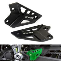 CNC อลูมิเนียมรถจักรยานยนต์ FootPeg พักเท้าหลังชุดแผ่นป้องกันสำหรับ KAWASAKI Z900 2017 2018 2019