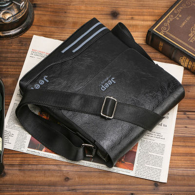 (ส่งไว) กระเป๋าคาดหน้าอกผู้ชาย JEEP มีซิป กระเป๋าสีดำเข้ม กระเป๋าอินเทรนด์ รูปร่างกระเป๋าสี่เหลี่ยมแนวตั้ง messenger bag