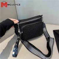 MOJOYCE แฟชั่น C Rossbody กระเป๋าหนัง PU ผู้หญิงกระเป๋าสะพาย Rhinestone เพชร C Rossbody กระเป๋าถือซิปสายรัดกว้างอานกระเป๋า