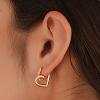 [COD] European and ins simple twisted heart earrings fashion light luxury niche design heart-shaped geometric temperament