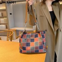 In 2023 spring and summer fashion colours vogue of new fund big capacity handbags female commuter single shoulder bag portable tote bags