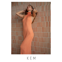 Kemissara Grapefruit Dress Halter Neck - Melon orange เดรสพลีตผู้หญิงไหล่ลํ้าสีส้ม Ruffleที่คอ ผ้าพลีตยืดตามลําตัว ONE SIZE เดรสยาว 54"