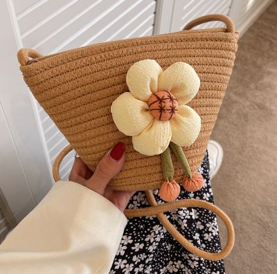 Female fashion mini bag new spring and summer 2022 flower straw bag pure and fresh and sweet beach oblique ku bucket bag