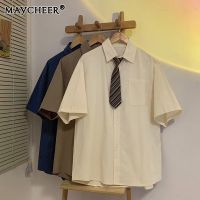 MAYCHEER   เสื้อเชิ้ตลำลองแขนสั้นเสื้อเชิ้ตผู้ชายธรรมดาแขนสั้นเสื้อสุดหล่อยอดนิยมสำหรับผู้ชายและเสื้อผู้หญิงพร้อมผูกฟรี