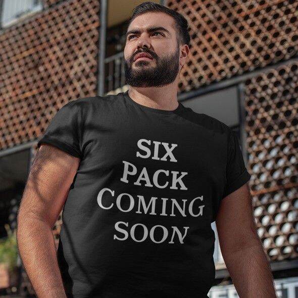 การออกแบบเดิมเสื้อยืดผู้ชาย-เสื้อไซส์ใหญ่-สกรีนแฟชั่น-six-pack-coming-soon-เสื้อคนอ้วน-xl-ถึง-4xl-5xl-รอบอก-60-นิ้ว-cotton-100s-5xl