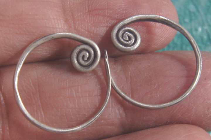 coil-earrings-hammered-pure-silver-karen-hill-tribe-สวยงาม-ตำหูเงินกระเหรี่ยงทำจากมือชาวเขา-มีลวดลายเด่น-สะดุดตา