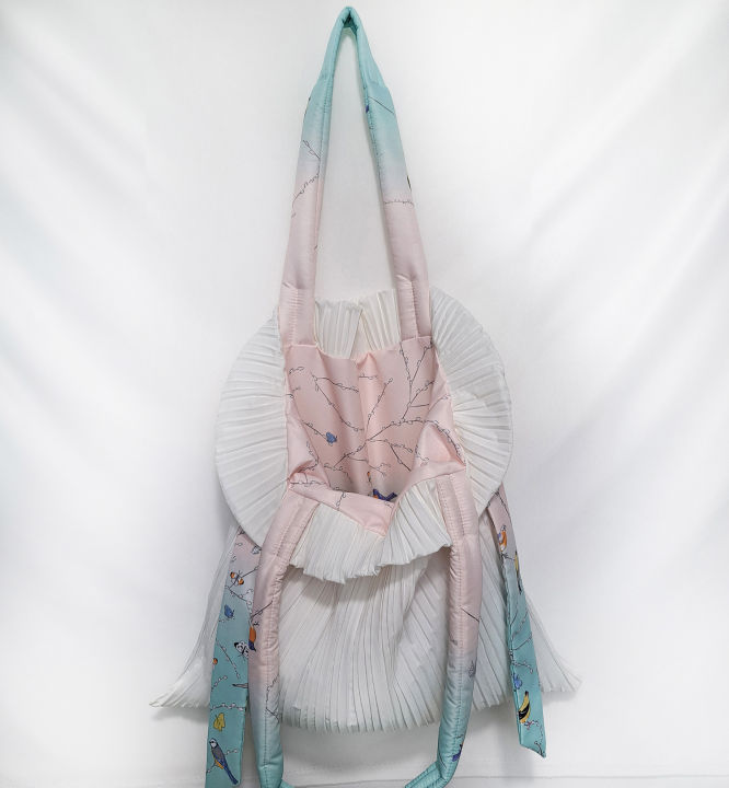 กระเป๋าพลีท-2-ด้าน-พลีทขาวออฟไวท์กับผ้าเนื้อซาติน-สายโบว์แต่ง-สายสะพายฟูนุ่มนิ่ม
