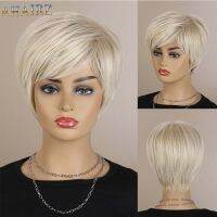 วิกผมสั้นตรง Pixie Cut Wigs สำหรับผู้หญิงวิกผมสีบลอนด์ผู้หญิงผมสังเคราะห์คอสเพลย์วิกผมหน้าม้าเส้นใยทนความร้อน ~