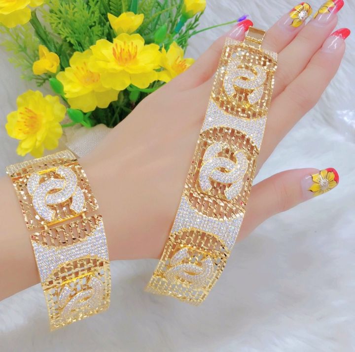 Vòng tay nữ mạ vàng là món phụ kiện không thể thiếu cho những cô nàng yêu thích sự quyến rũ và sang trọng. Với thiết kế tinh tế và chất liệu mạ vàng cao cấp, chiếc vòng tay này sẽ làm tôn lên vẻ đẹp của bạn.