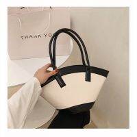 New and Womens 2023 Fashion Internet Handheld Crossbody