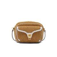 Coccinelle รุ่น Beat Paglia Rete 150201 กระเป๋าสะพายผู้หญิง สี LAMBSK.WH/CARAM ขนาด 21X15X7 cm