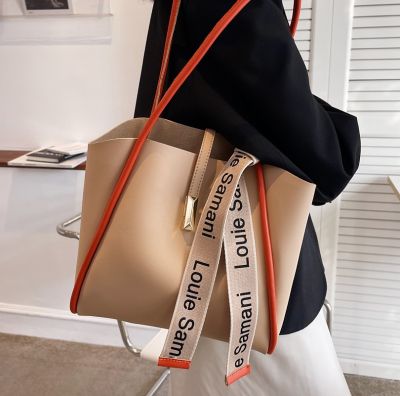Big capacity handbags women 2022 summer popular new niche commuter single shoulder bag senior sense hand-held tote bags