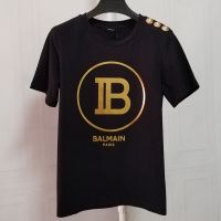 ☋ ใหม่ เสื้อยืดแขนสั้น เปิดไหล่ พิมพ์ลายตัวอักษร ขนาดใหญ่ แต่งกระดุม สีทอง สําหรับผู้หญิง