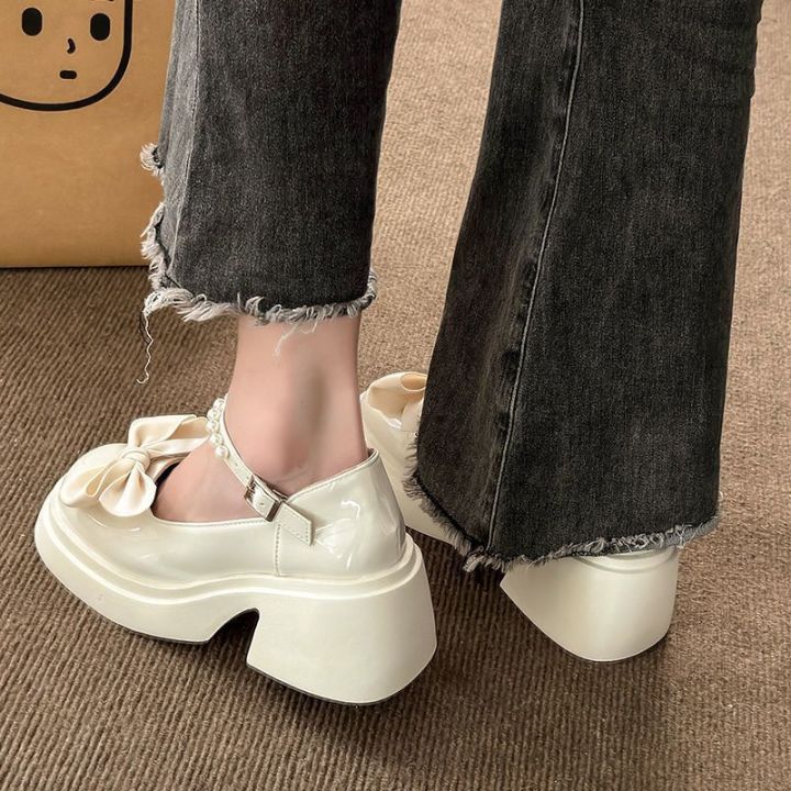 pioneer-mall-mary-jane-รองเท้าผู้หญิง2023แฟชั่นแบบใหม่ในฤดูใบไม้ร่วง-รองเท้าส้นสูงประดับโบว์โบว์ด้านล่างหนาหนารองเท้าหนังขนาดเล็กกระโปรงที่เข้ากันกับไข่มุก