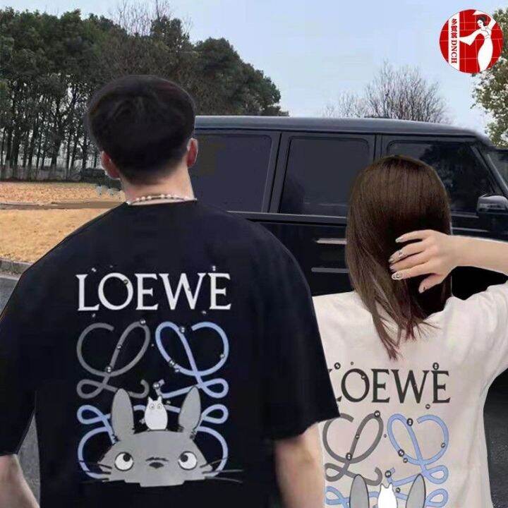 เสื้อยืด-luo-yiwei-2022ใหม่ฤดูใบไม้ผลิและฤดูร้อน-loewe-totoro-ข้อต่อสำหรับผู้ชายและผู้หญิงชุดคู่รักพิมพ์ลายแขนสั้นผ้าฝ้ายสไตล์เดียวกัน