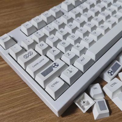 131 Keys Minimalist สีขาวปุ่มกดสำหรับคีย์บอร์ดเกมวิศวกรรมเชอร์รี่รายละเอียด PBT ข้อความเหมือนกับการ์ตูนหมวกที่สำคัญที่กำหนดเอง DIY