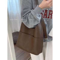 Retro college style large capacity bag for women 2023 new trendy Korean tote bag versatile niche shoulder commuter bag 【JYUE】