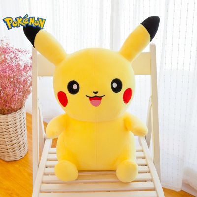 ตุ๊กตาของเล่น Kawaii ตุ๊กตาโปเกมอน Pikachu ขนาด25ซม. ตุ๊กตานุ่มยัดไส้เอลฟ์ผ้ากำมะหยี่จากญี่ปุ่นตุ๊กตาของขวัญวันเกิดการ์ตูน Pikachu สำหรับเด็กผู้หญิง