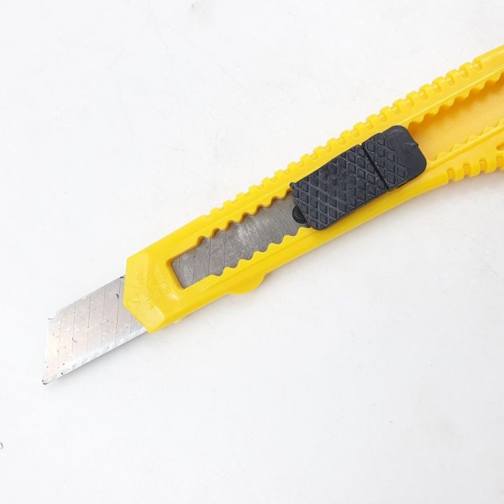 คัตเตอร์ด้ามพลาสติกสีเหลือง-มีที่หักใบมีดอยู่ด้านท้าย-มีปุ่มล็อคมีด-ขนาดกะทัดรัดจับถนัดมือ